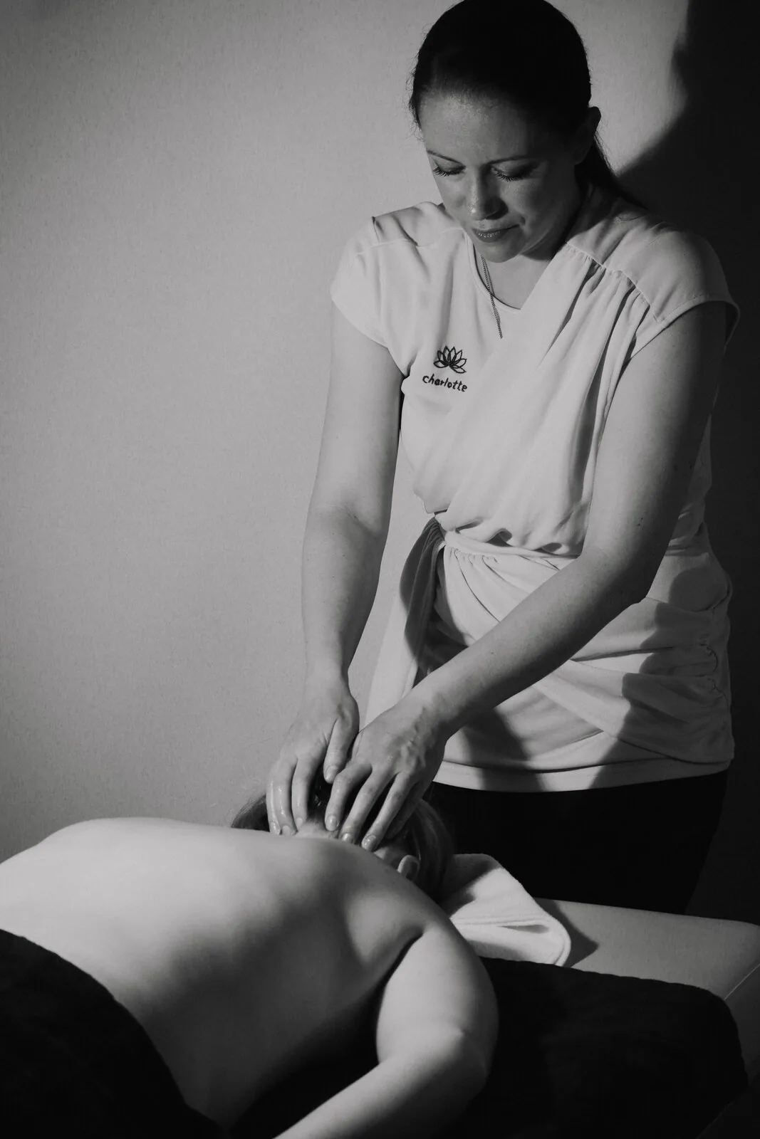 Charlotte pendant un massage